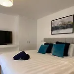 Stayzo Westminster Stylish House *