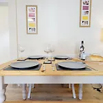 Stayzo Westminster Stylish House