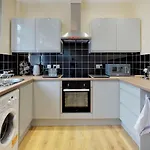 Stayzo Westminster Stylish House *