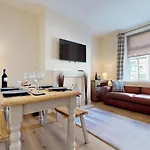 Stayzo Westminster Stylish House