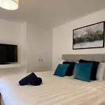 Apartman Stayzo Westminster Stylish House