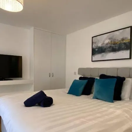 Stayzo Westminster Stylish House *