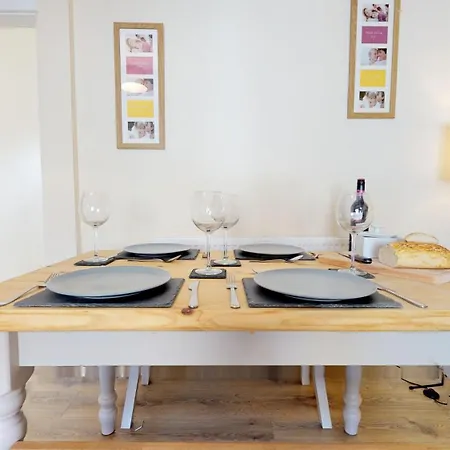 Stayzo Westminster Stylish House