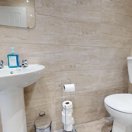Stayzo Westminster Stylish House Bradford (West Yorkshire)