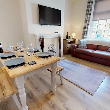 Stayzo Westminster Stylish House Apartment Bradford (West Yorkshire)