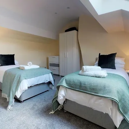 Stayzo Westminster Stylish House Bradford (West Yorkshire)