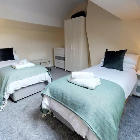 Stayzo Westminster Stylish House Bradford (West Yorkshire)