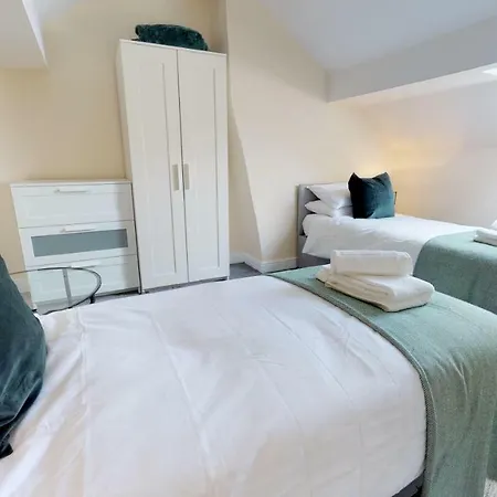 Stayzo Westminster Stylish House Apartment Bradford (West Yorkshire)