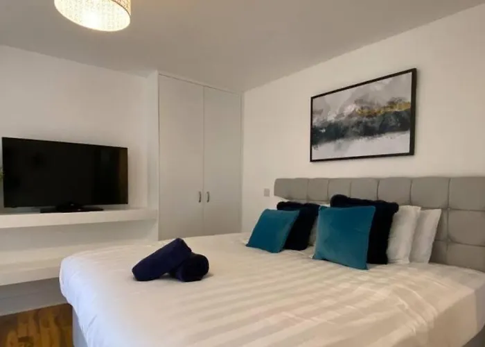 Stayzo Westminster Stylish House *