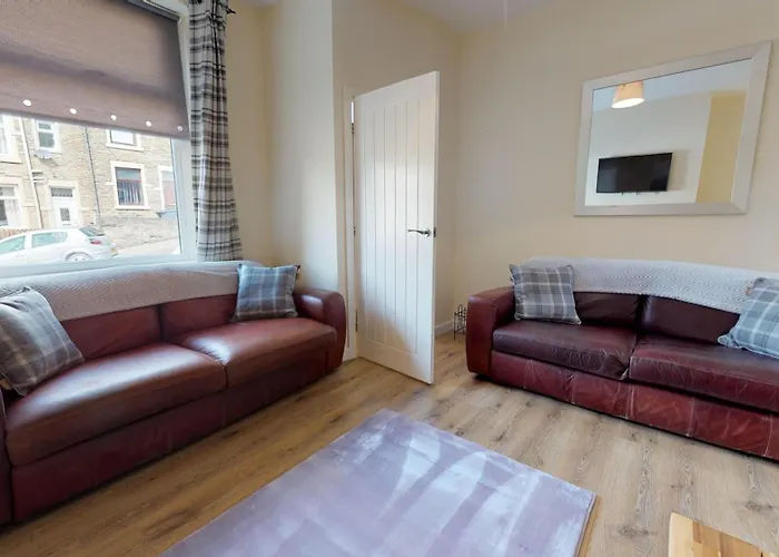 Stayzo Westminster Stylish House Bradford (West Yorkshire)