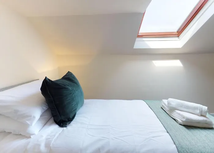 Stayzo Westminster Stylish House *